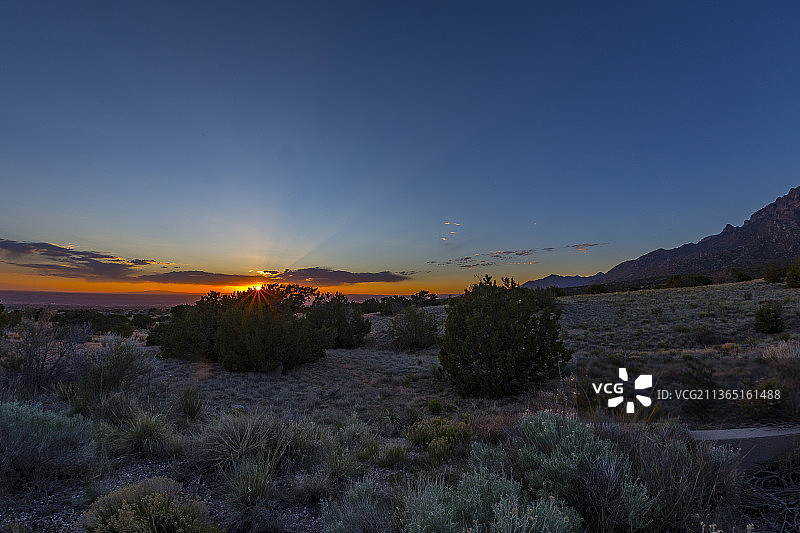 日落时分新墨西哥州伯纳利洛县的田野风光图片素材
