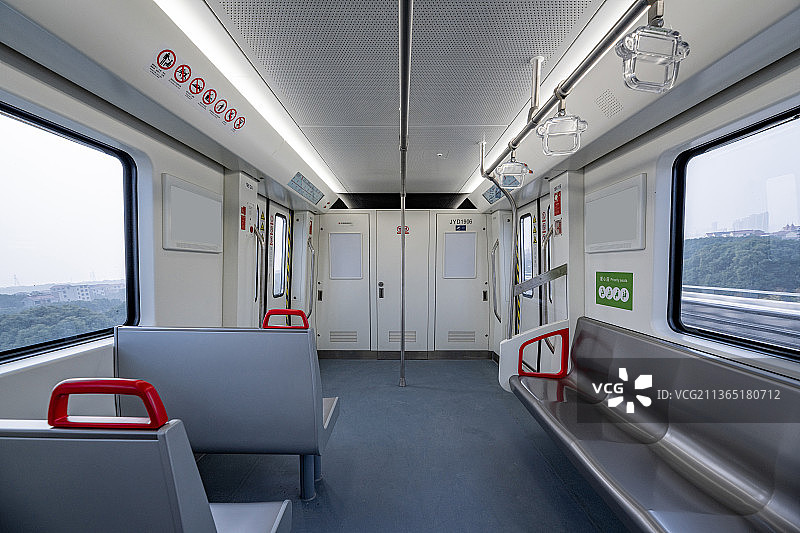 行驶中的金华轨道交通地铁车厢图片素材