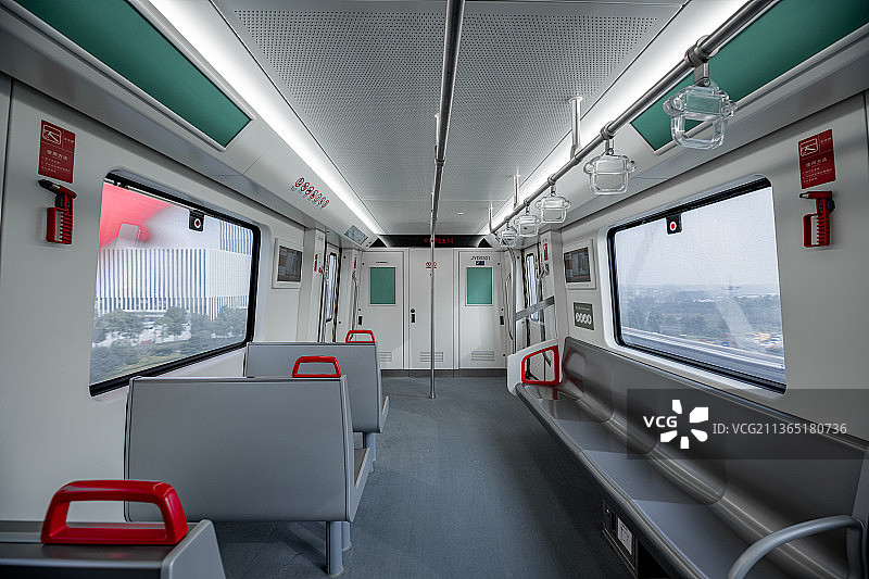行驶中的金华轨道交通地铁轻轨车厢图片素材