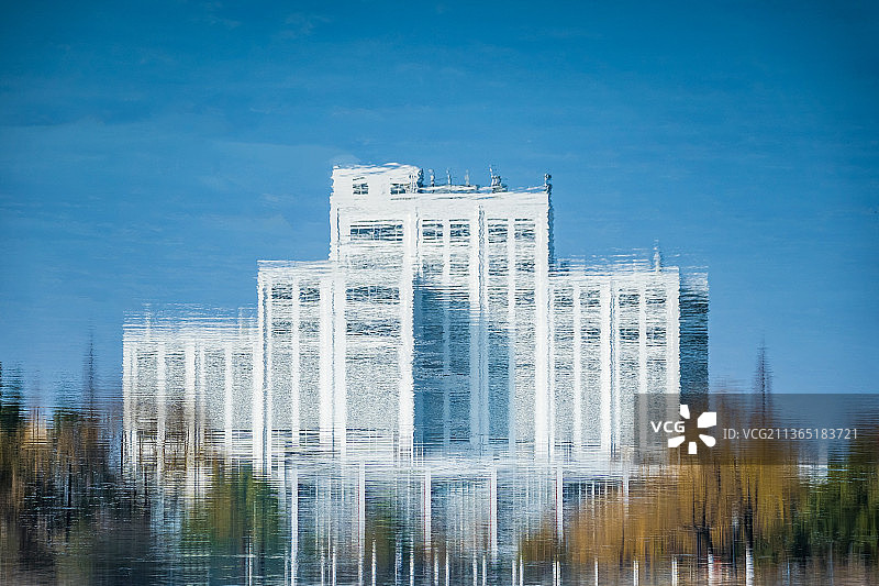 倒影交大物理楼图片素材