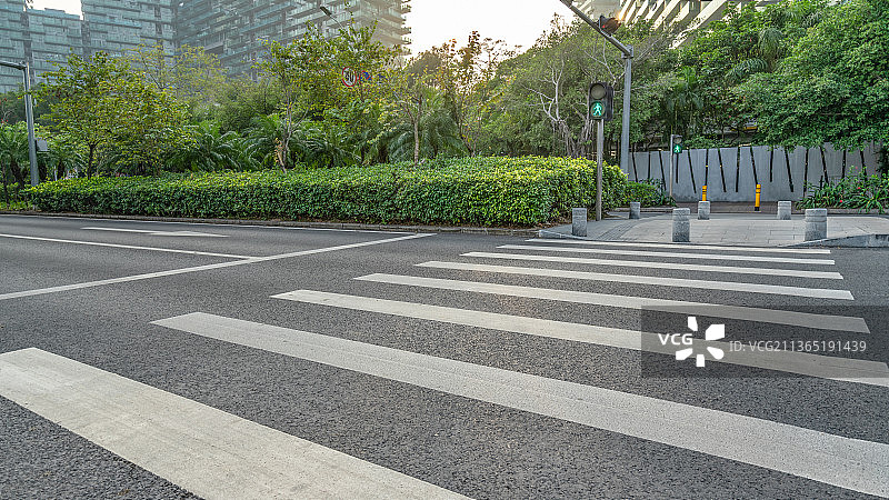 中国深圳城市斑马线路面图片素材