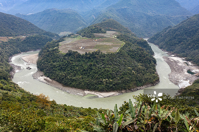 西藏墨脱雅鲁藏布江果果塘大拐弯图片素材