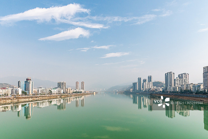 广元冬季蓝色天空与绿色嘉陵江水天相接—人间仙境图片素材