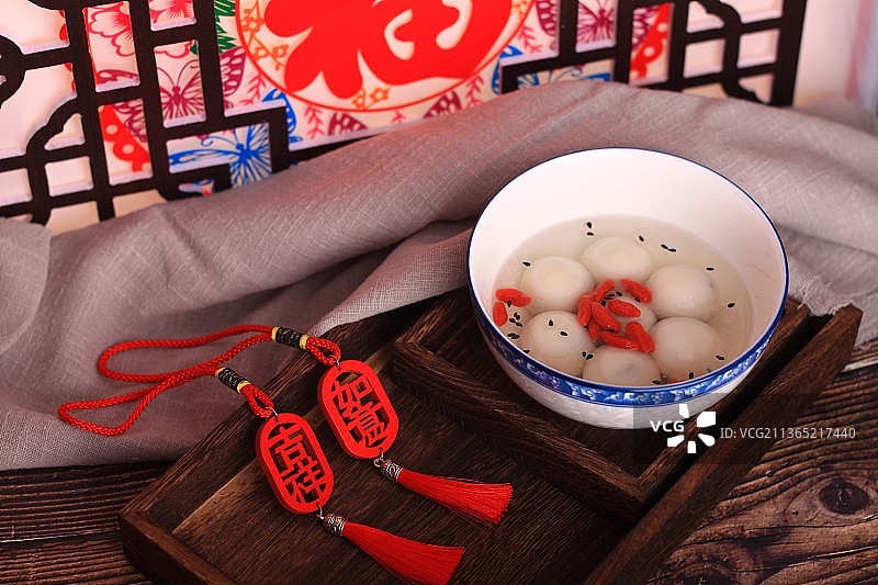 中国元宵节传统窗户窗花前汤圆图片素材