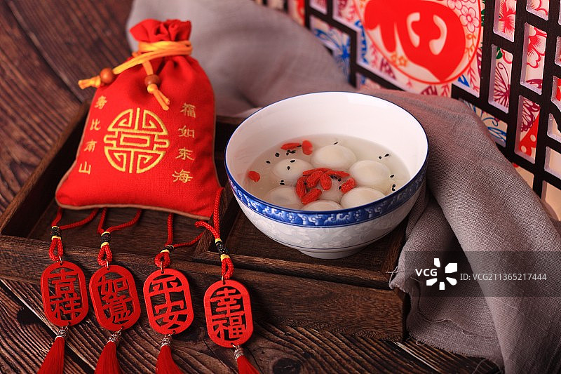 中国元宵节传统窗户窗花前汤圆图片素材