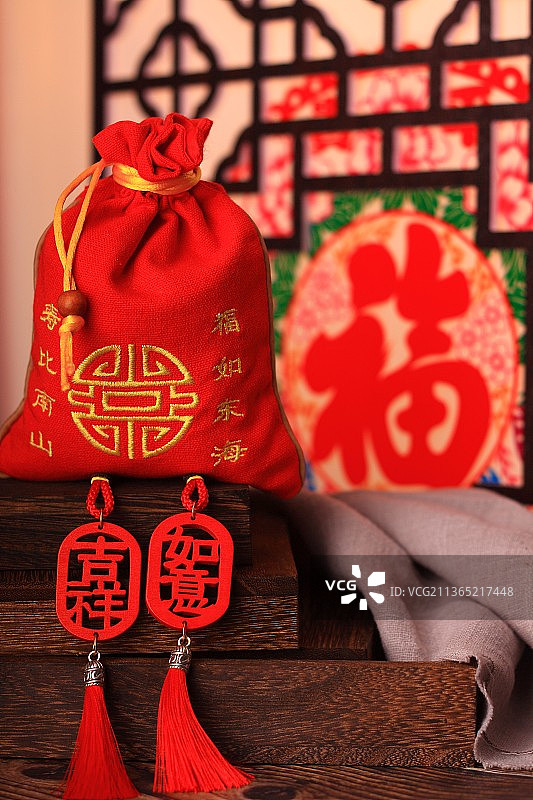 中国古典风格窗户窗花前福袋图片素材