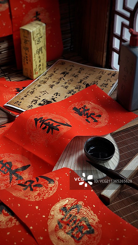 新年快来了写写对联图片素材