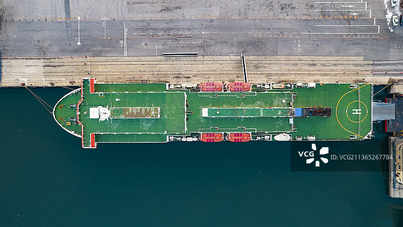 航拍大连  俯瞰客滚船图片素材