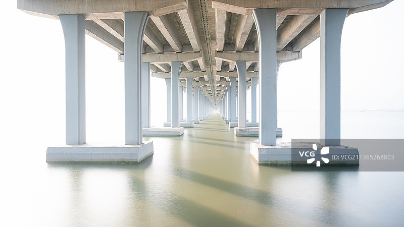 中国深圳宝安西湾红树林公园城市大桥图片素材