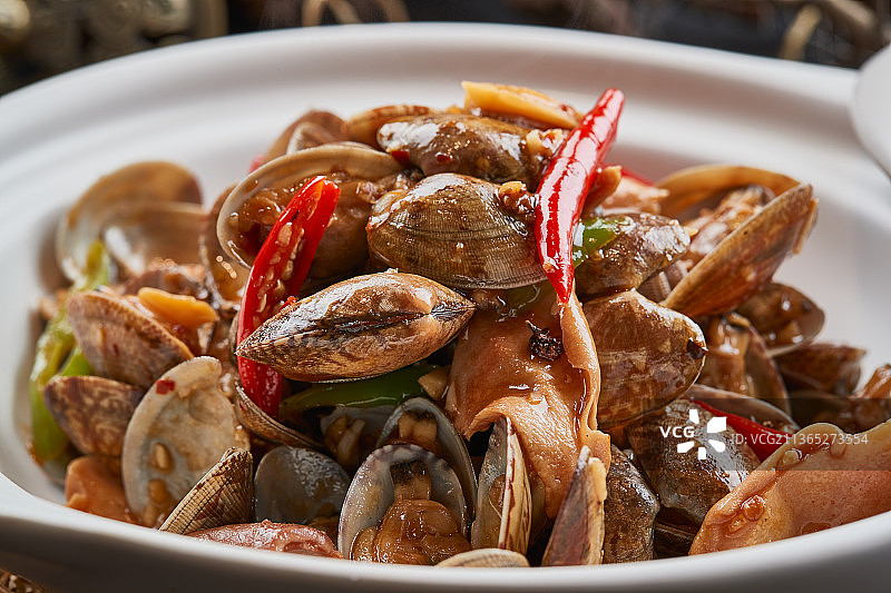 白色砂锅装的辣椒煲花蛤图片素材