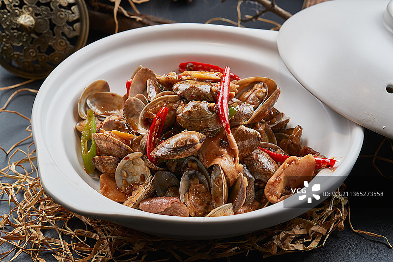 白色砂锅装的辣椒煲花蛤图片素材