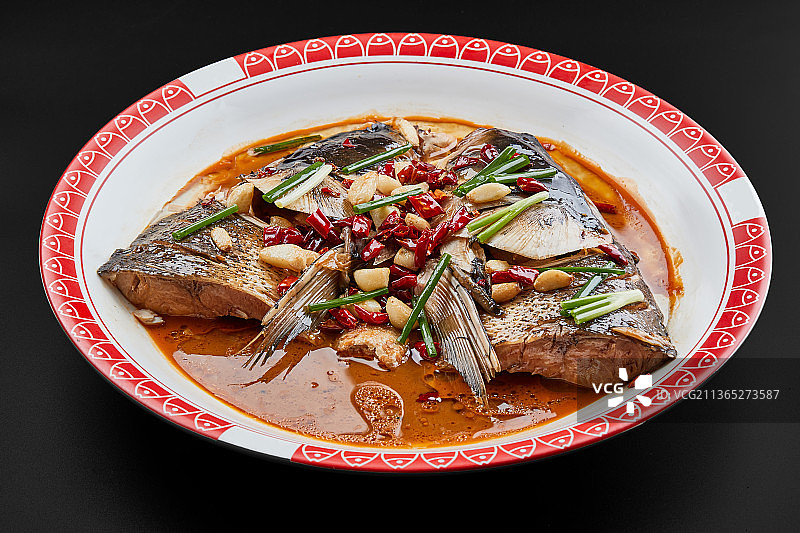 大瓷盘装的酱香千岛湖野生大鲢鱼头图片素材