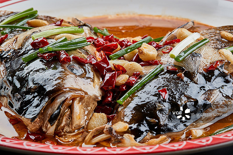 大瓷盘装的酱香千岛湖野生大鲢鱼头图片素材