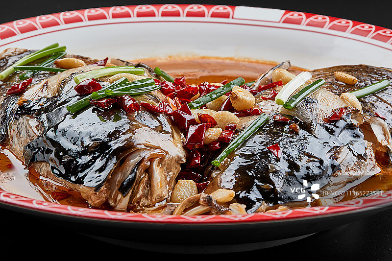 大瓷盘装的酱香千岛湖野生大鲢鱼头图片素材