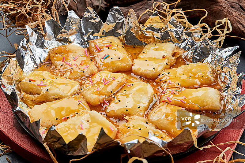 木托铁板蜜汁奶豆腐切片图片素材