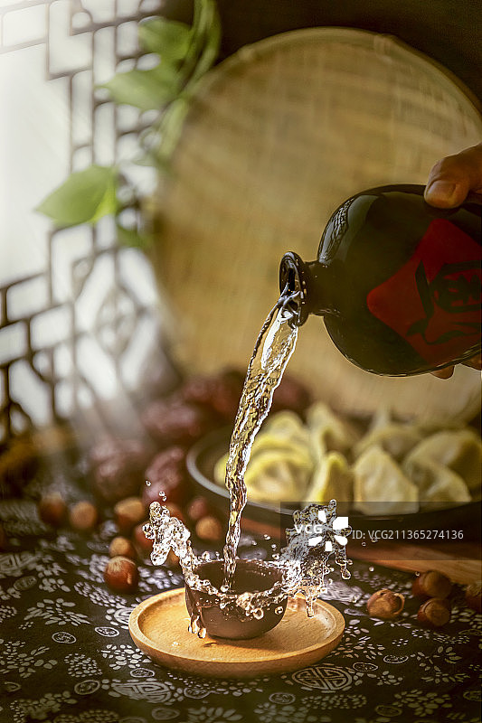 年味浓！春节喝美酒 饺子就酒越喝越有图片素材