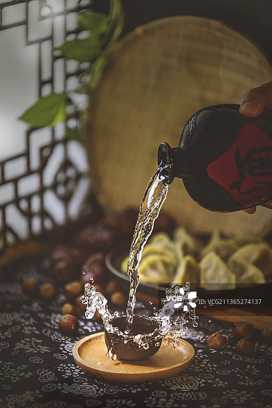 年味浓！春节喝美酒 饺子就酒越喝越有图片素材