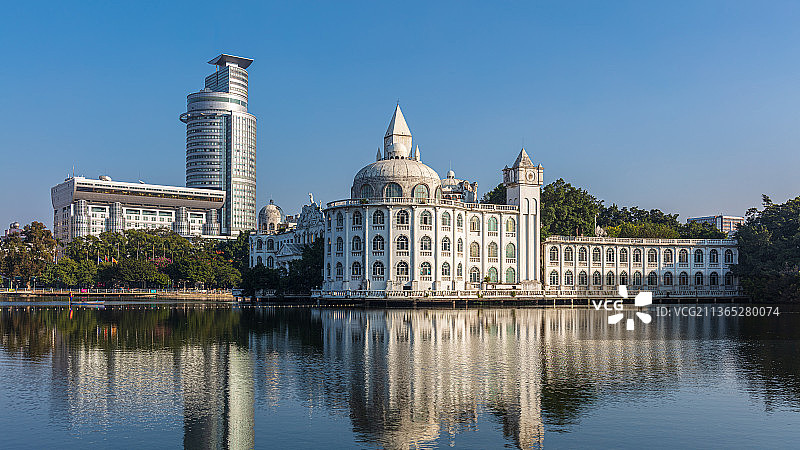 晴空下的广州流花湖公园景观图片素材