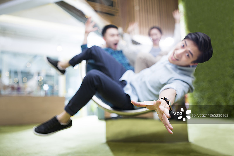 休闲商务人士滑滑梯图片素材