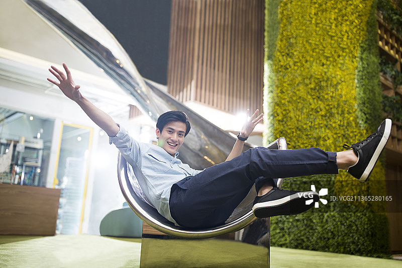 休闲商务男士滑滑梯图片素材