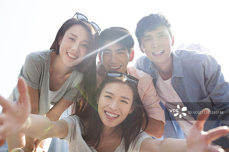 年轻朋友聚在一起玩图片素材