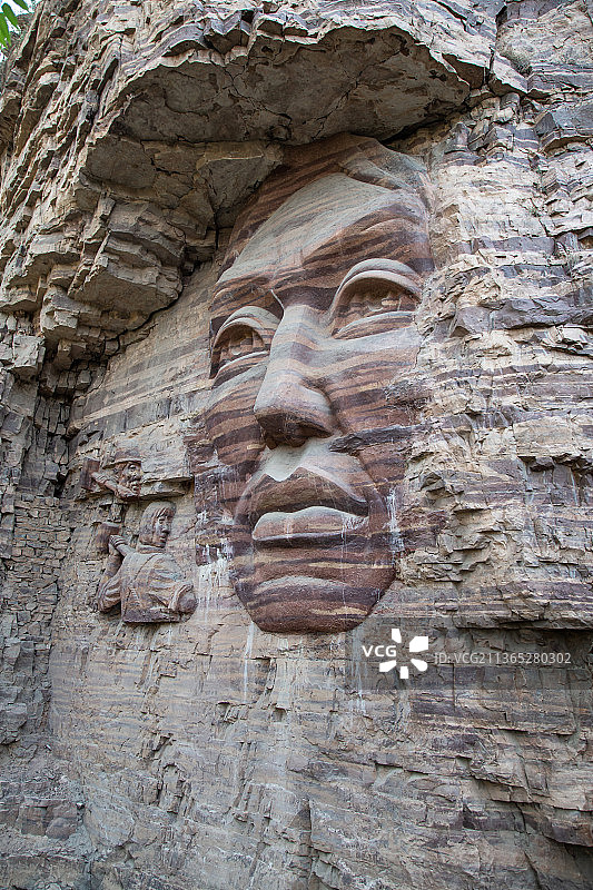 红旗渠岩壁上的雕像图片素材