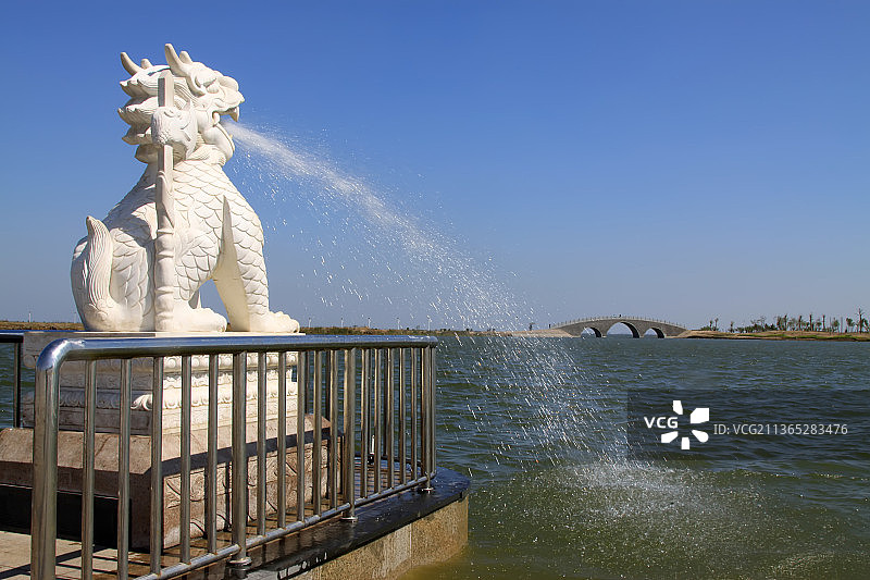 河北衡水湖畔喷水的石狮子图片素材