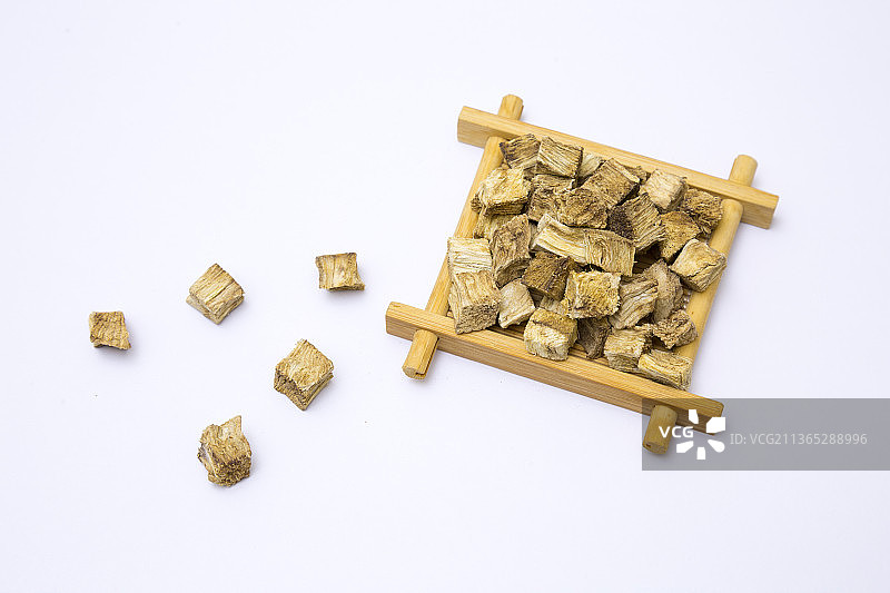 白色背景拍摄的中药葛根图片素材