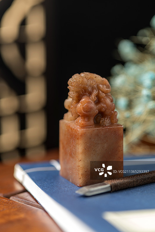 中国传统印章特写古窗棂木桌面背景图片素材