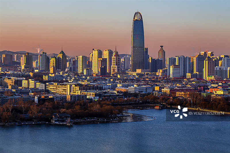 晨光下的济南绿地中心图片素材