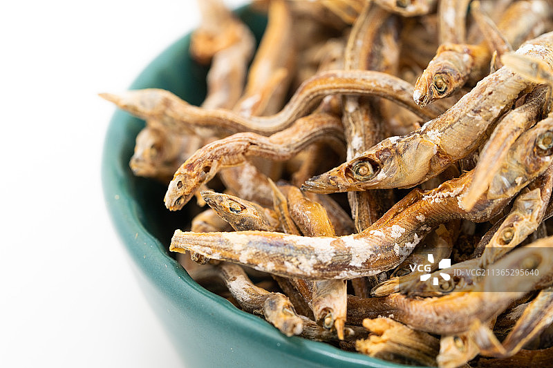 纯色背景下的新鲜小咸鱼干图片素材