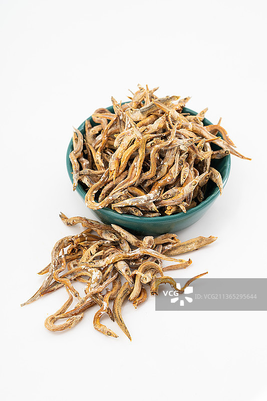 纯色背景下的新鲜小咸鱼干图片素材