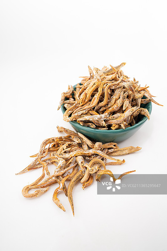 纯色背景下的新鲜小咸鱼干图片素材