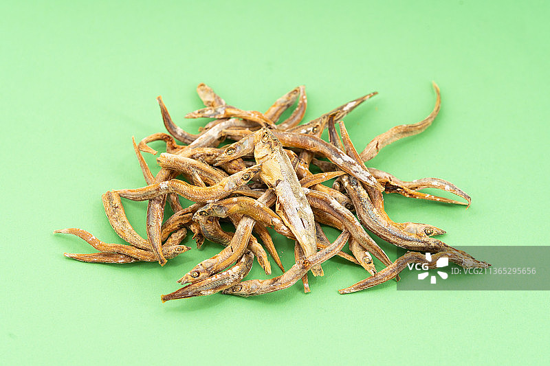 纯色背景下的新鲜小咸鱼干图片素材