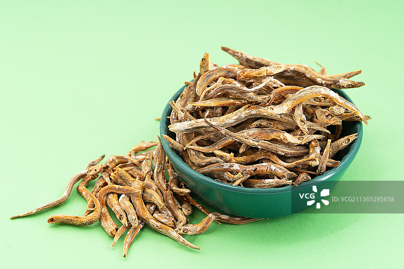 纯色背景下的新鲜小咸鱼干图片素材