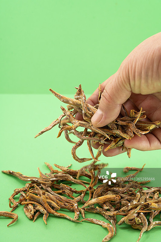 纯色背景下的新鲜小咸鱼干图片素材