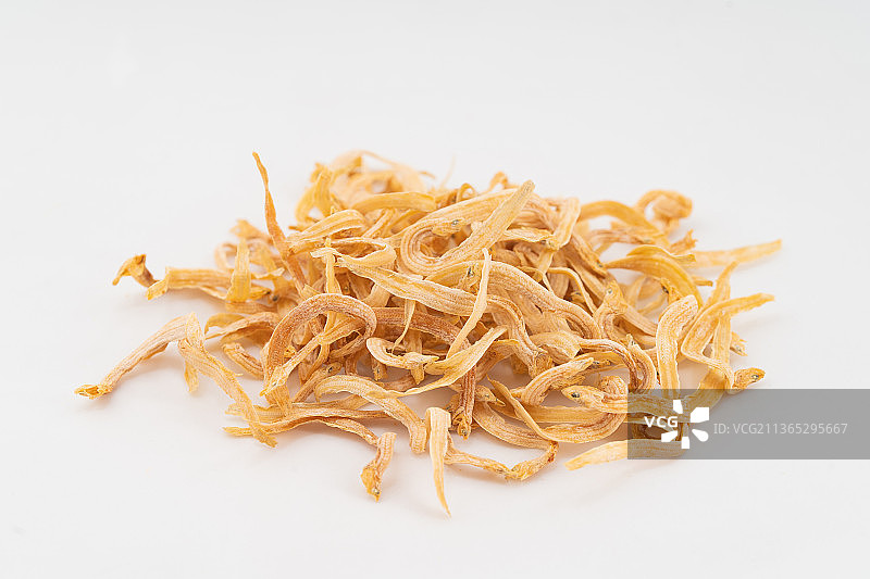 纯色背景下的新鲜小咸鱼干图片素材