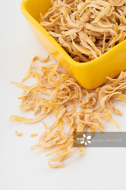 纯色背景下的新鲜小咸鱼干图片素材