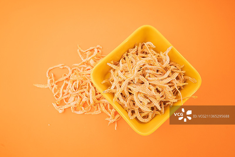 纯色背景下的新鲜小咸鱼干图片素材