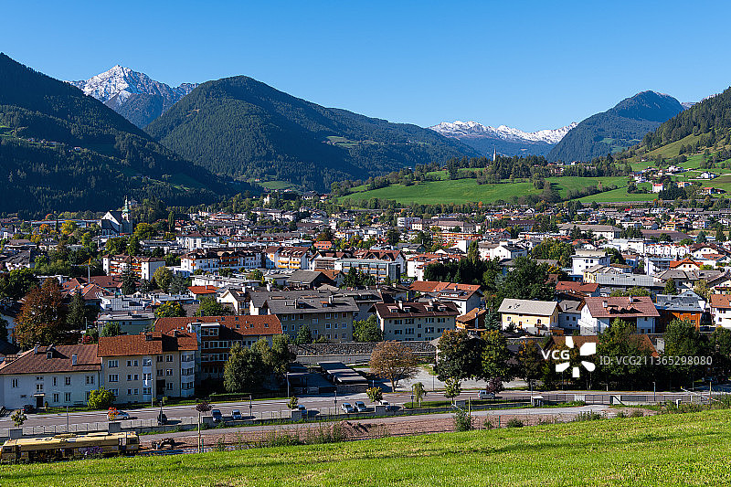 意大利斯特尔津城镇和山脉鸟瞰图图片素材