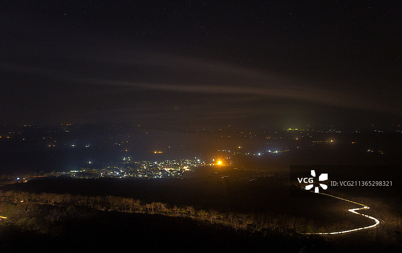 帕瓦加德夜景：夜间城市景观鸟瞰图片素材
