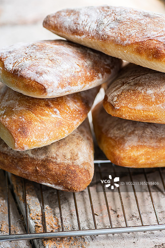 冷却架上的一批恰巴塔面包图片素材