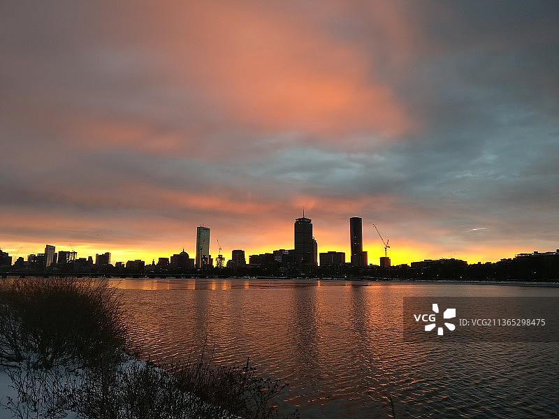 日落时分，建筑旁的河流风光图片素材