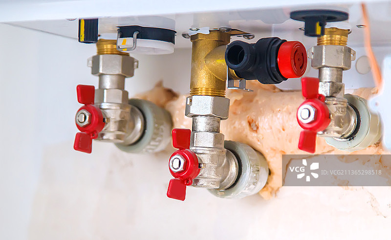 房屋水管上的水龙头，选择性聚焦图片素材