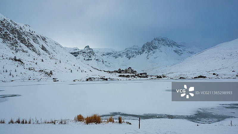 蒂涅湖：雪山映衬下的湖泊美景，法国蒂涅图片素材
