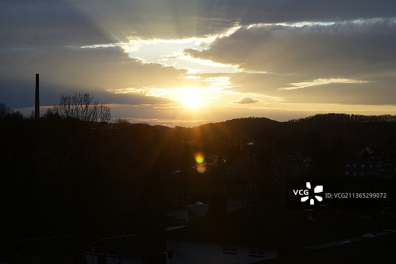 日落时分，阳光照耀下的建筑轮廓图片素材