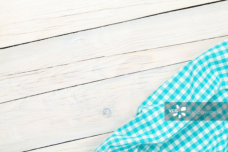 木制厨房桌上的蓝色毛巾图片素材