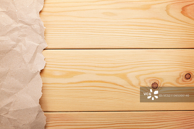 木质背景上的纸板图片素材