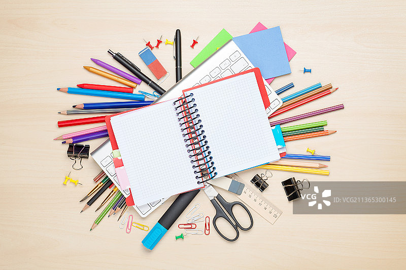 学校和办公用品上的空白记事本图片素材