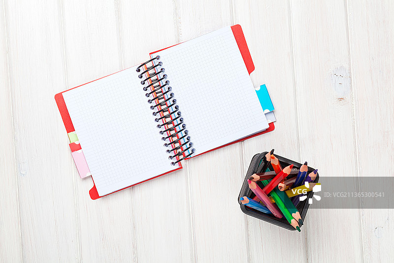 白色木桌、空白记事本和彩色铅笔图片素材